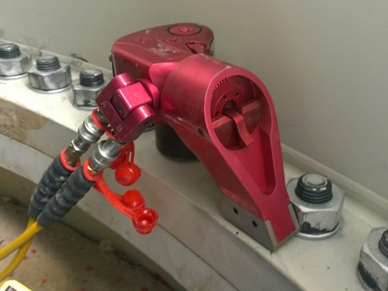 驅(qū)動(dòng)液壓扭矩扳手在張家口沽源風(fēng)場(chǎng)預(yù)緊塔筒螺栓