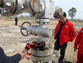 驅(qū)動(dòng)液壓扭矩扳手應(yīng)用在石油管道發(fā)蘭螺栓預(yù)緊